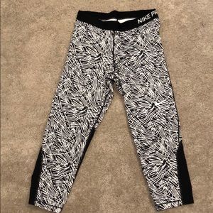 Black and white nike crop leggings